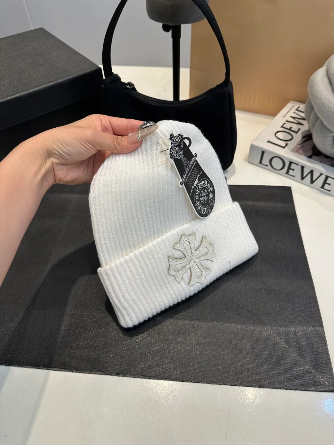 P46 Crow Heart Wool Hat, too flattering for your face. No matter you have a long face, a round face or a square face, you can easily wear it because the hat is very thick, so your face looks small, delicate and cute. Fashionable street style, recommended hat for autumn and winter.